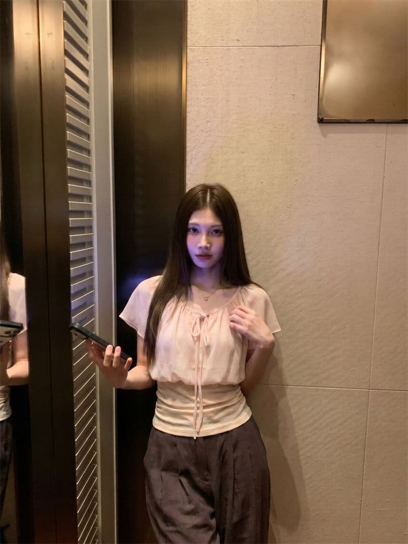 원본 품질 얕은 살구 색상 페이크 레이어드 패치워크 레이스업 V넥 연꽃 잎 소매 여성 셔츠 품격 맨위 상세 이미지 7