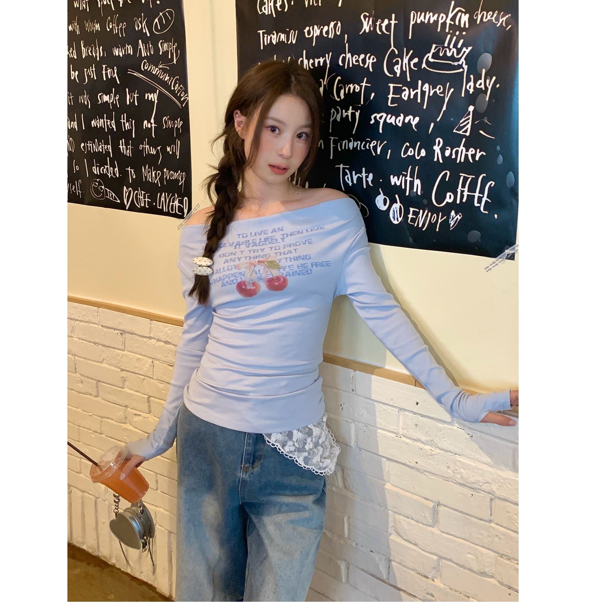 체리 프린트 오프숄더 긴팔 티셔츠 소녀 가을 2026 새로운 몸매 가꾸기 슬림해 보이는 오프숄더 맨위