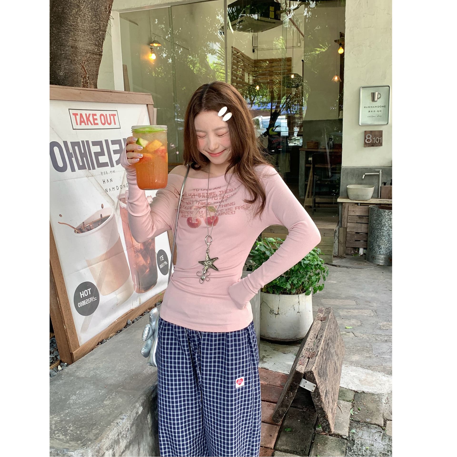 체리 프린트 오프숄더 긴팔 티셔츠 소녀 가을 2026 새로운 몸매 가꾸기 슬림해 보이는 오프숄더 맨위 이미지 3