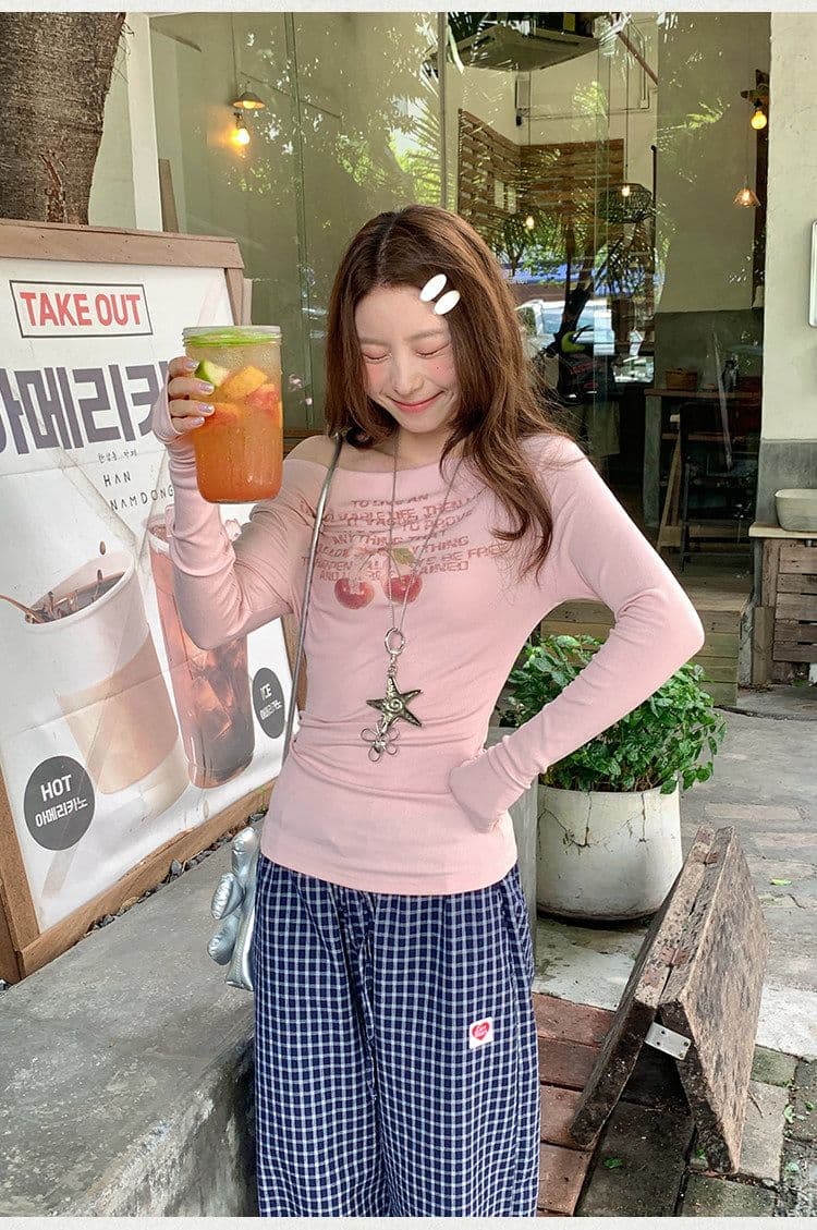 체리 프린트 오프숄더 긴팔 티셔츠 소녀 가을 2026 새로운 몸매 가꾸기 슬림해 보이는 오프숄더 맨위 상세 이미지 4