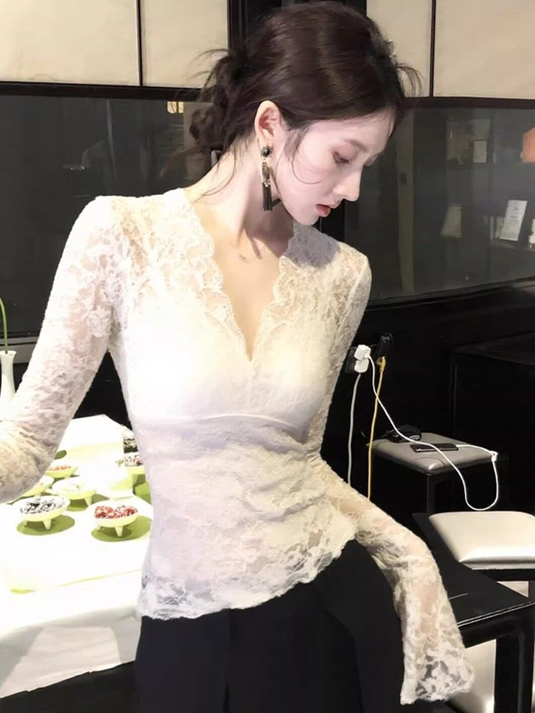 광저우 원단 느낌 부드러운 디자인 센스 V넥 긴팔 레이스 셔츠 새로운 순수한 욕망 핫걸 품격 맨위 상세 이미지 3
