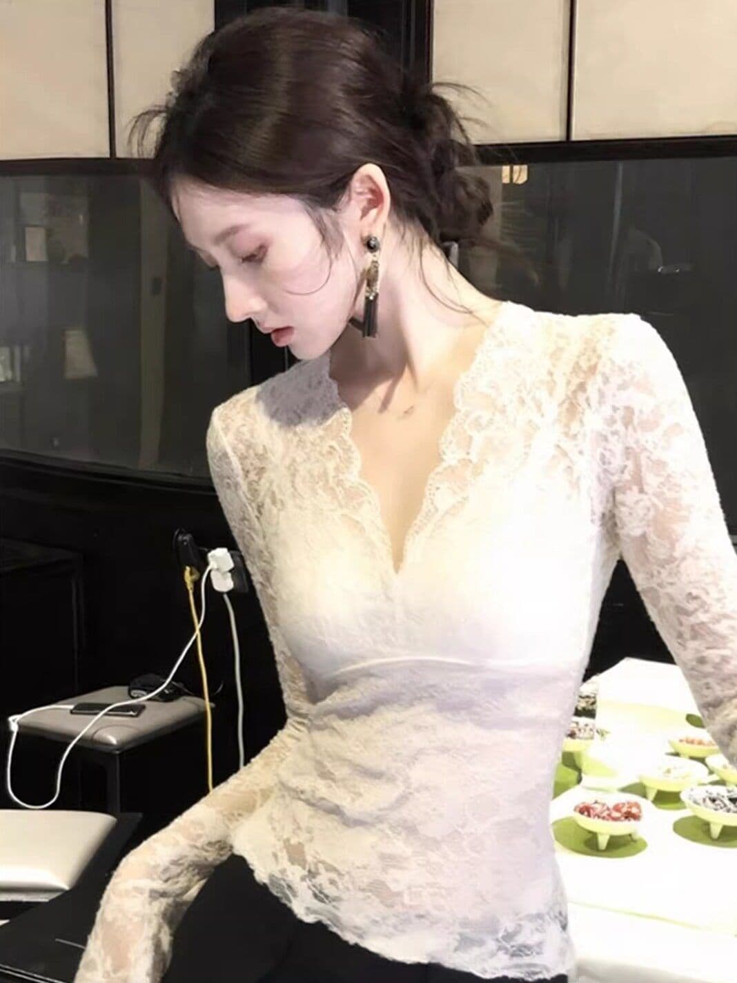 광저우 원단 느낌 부드러운 디자인 센스 V넥 긴팔 레이스 셔츠 새로운 순수한 욕망 핫걸 품격 맨위 상세 이미지 4