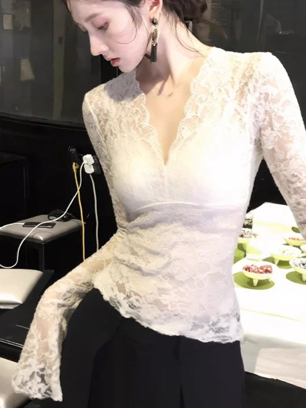 광저우 원단 느낌 부드러운 디자인 센스 V넥 긴팔 레이스 셔츠 새로운 순수한 욕망 핫걸 품격 맨위 상세 이미지 5