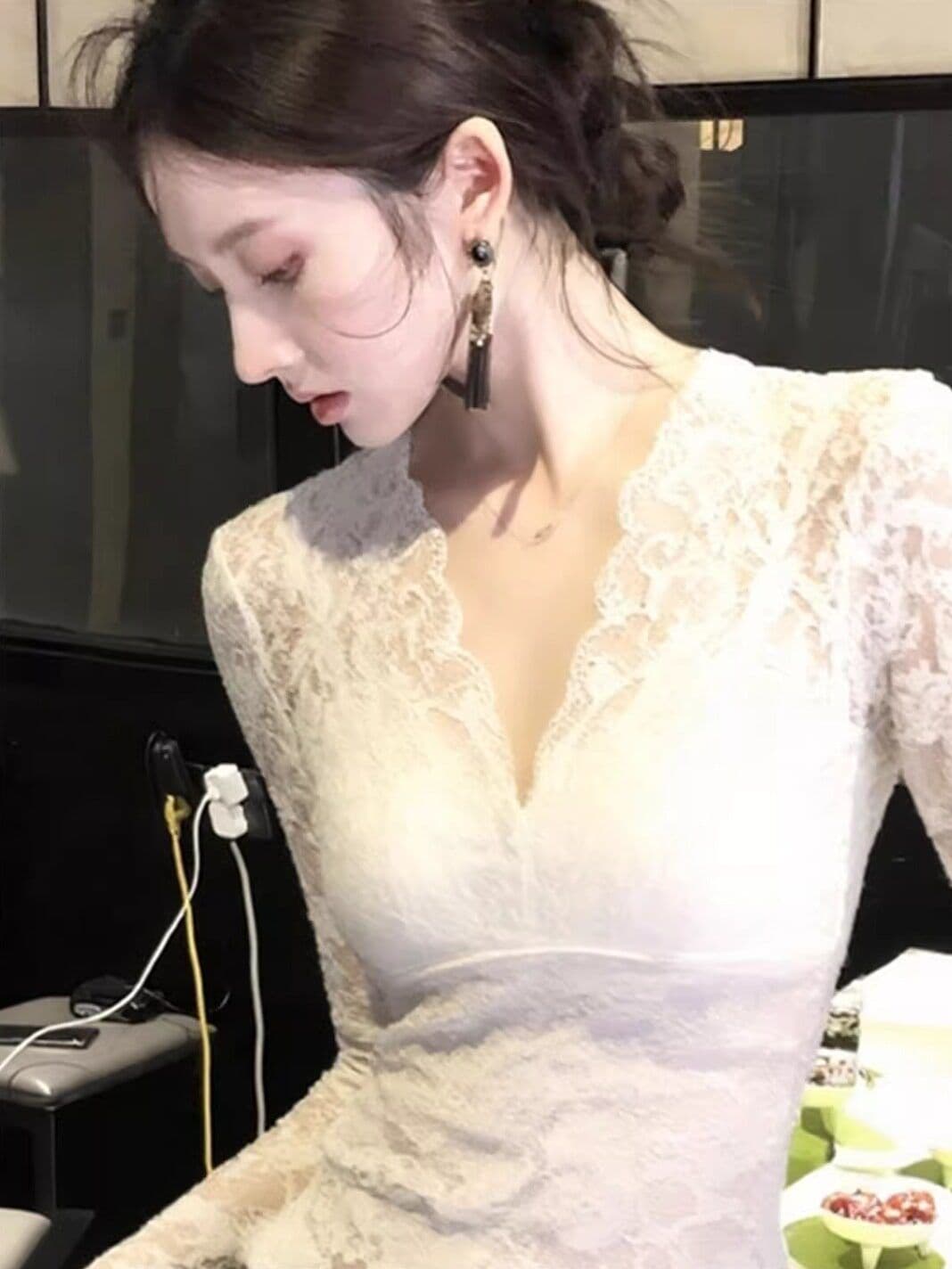 광저우 원단 느낌 부드러운 디자인 센스 V넥 긴팔 레이스 셔츠 새로운 순수한 욕망 핫걸 품격 맨위 상세 이미지 6