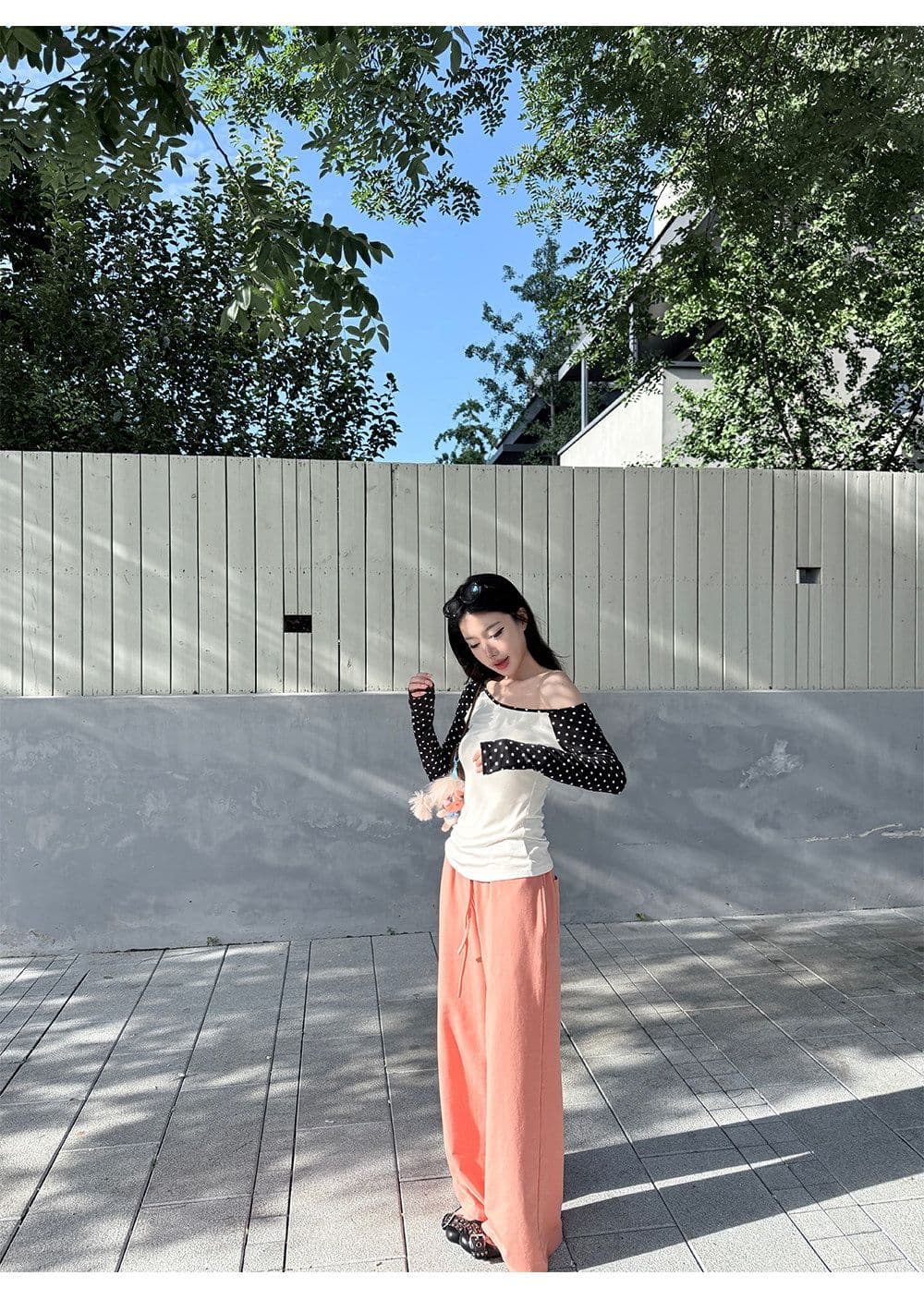 laareetoo 라이 경기 서울 삼색 도트 무늬 비스듬한 어깨 긴팔 티셔츠 여성 몸매 가꾸기 슬림해 보이는 디자인 센스 맨위 상세 이미지 21