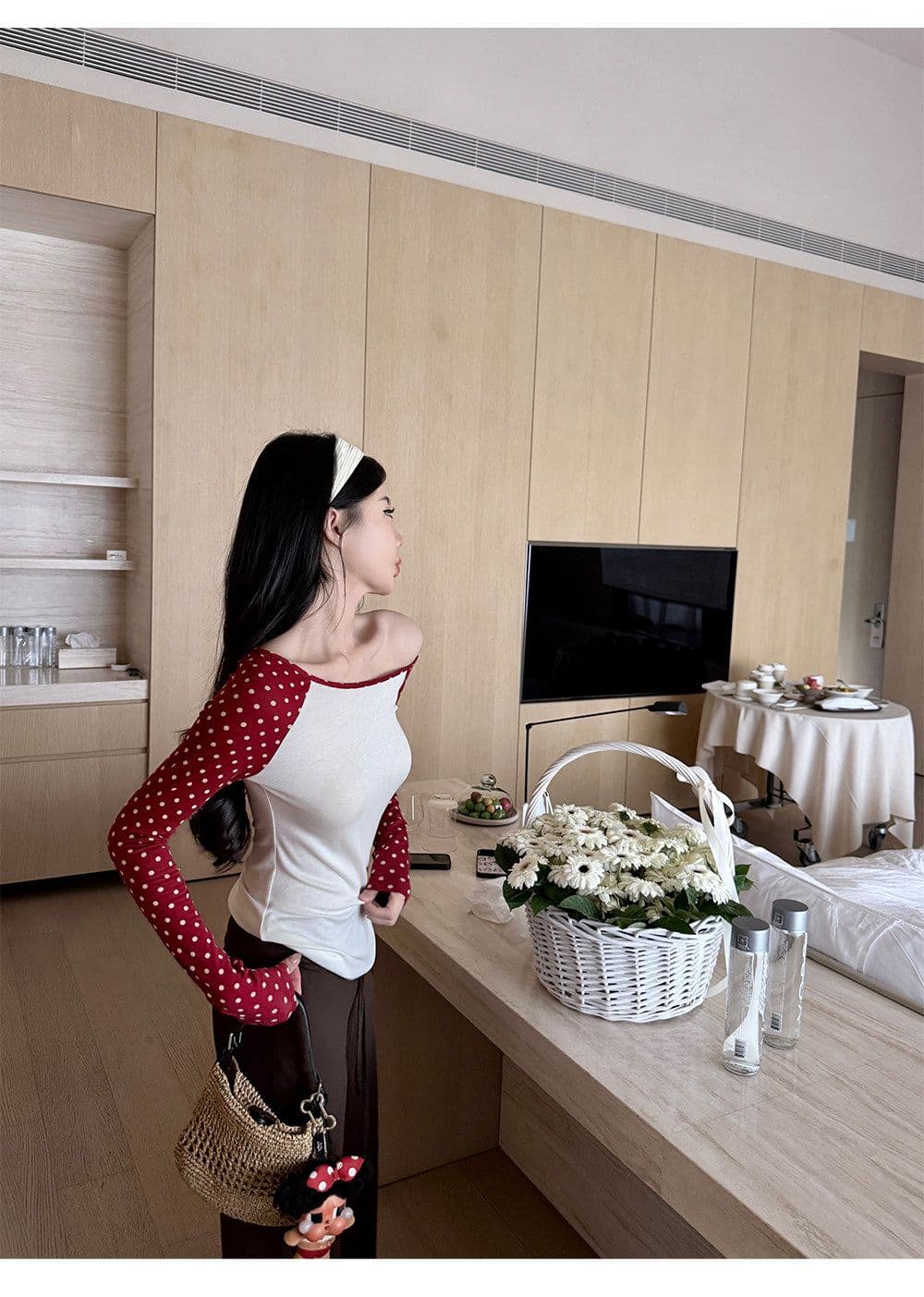 laareetoo 라이 경기 서울 삼색 도트 무늬 비스듬한 어깨 긴팔 티셔츠 여성 몸매 가꾸기 슬림해 보이는 디자인 센스 맨위 상세 이미지 24