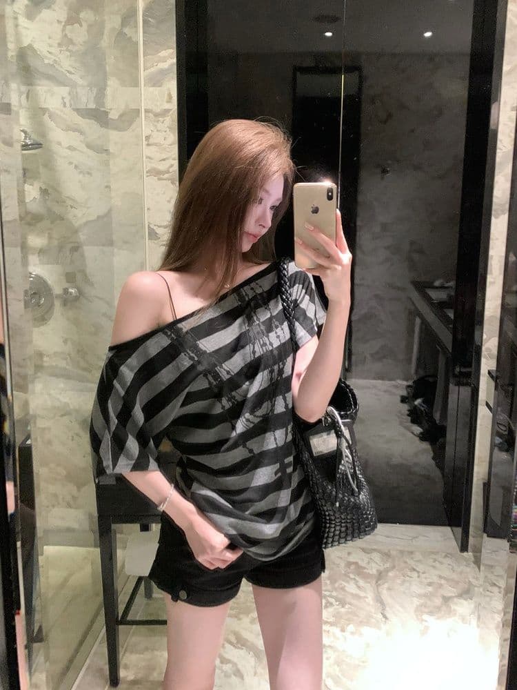 32 순면 마이크로 이슬 디스플레이 얇은 비스듬한 칼라 스트라이프 오프숄더 반팔 티셔츠 여성 여름 루즈핏 슬림해 보이는 비스듬한 어깨 의류 상세 이미지 4