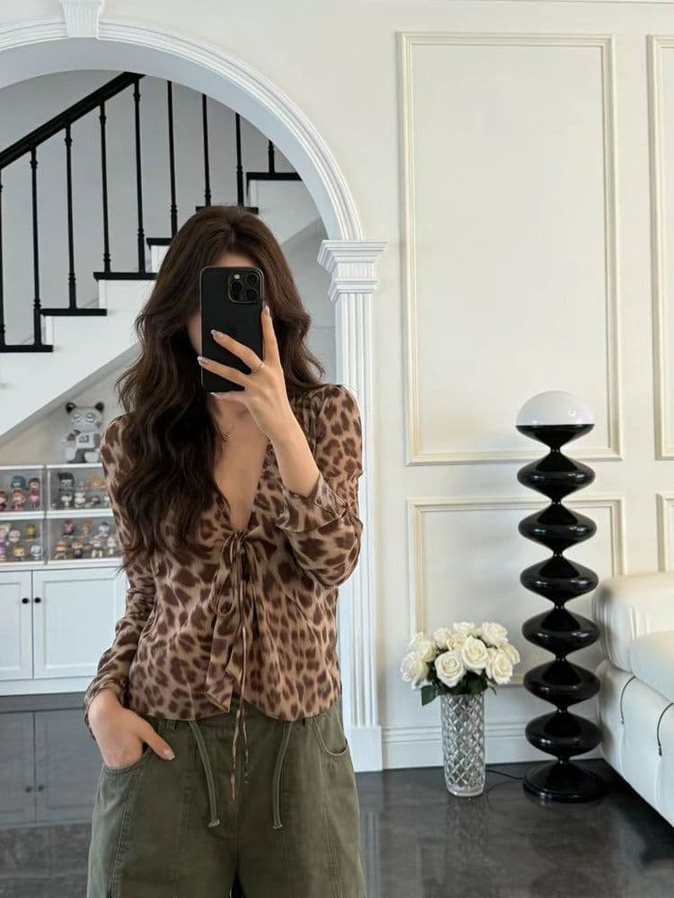 원본 쉬폰 레오파드 무늬 레이스업 쉬폰 여성 셔츠 봄 가을 얇은 스타일 프랑스식 레트로 품격 자외선 차단 V넥 긴팔 이미지 3