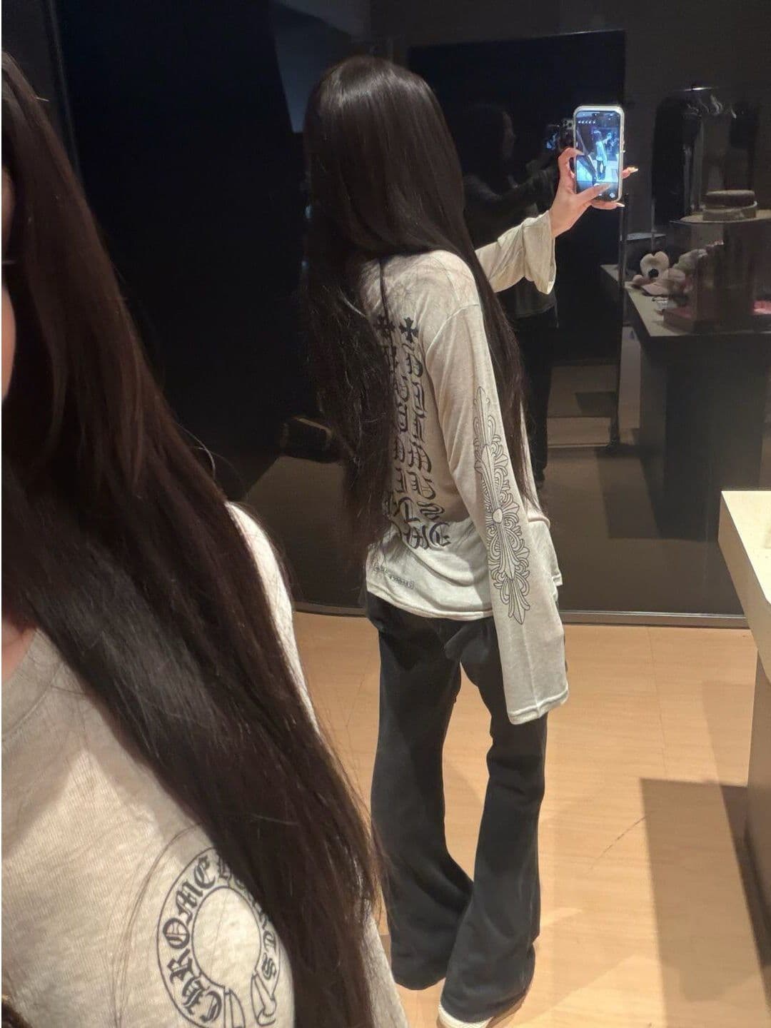 눈꽃 면 레트로 섹션 산스크리트어 알파벳 마이크로 ~을 통해 블라우스 긴팔 티셔츠 여성 조기 가을 살구 색상 루즈핏 캐주얼 맨위 이미지 3