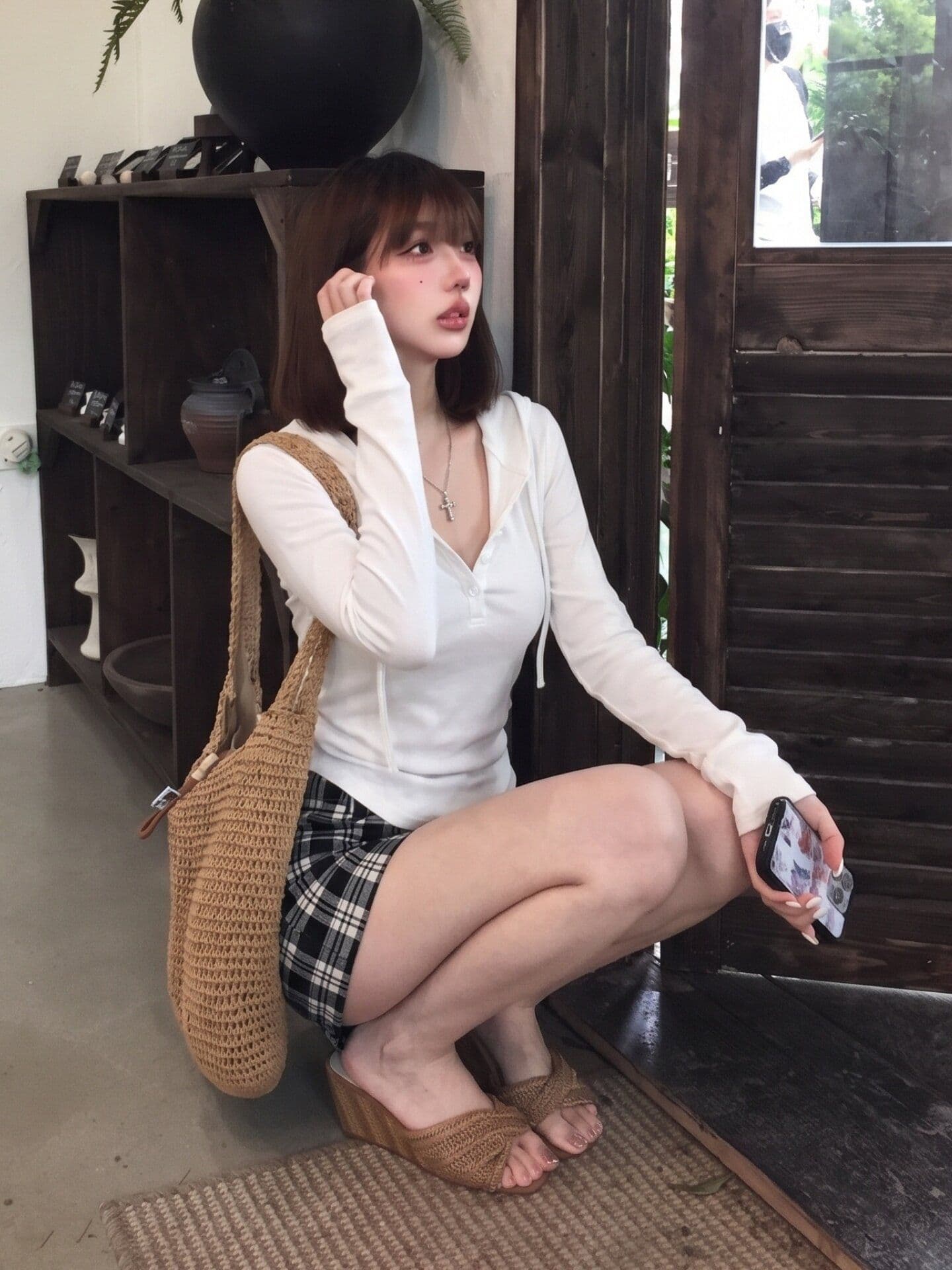 화이트 후드 티셔츠 여성 이른 가을 디자인 센스 몸매 가꾸기 긴팔 작은 대중 고급 센스 슬림해 보이는 품격 캐주얼 V넥 맨위 상세 이미지 6