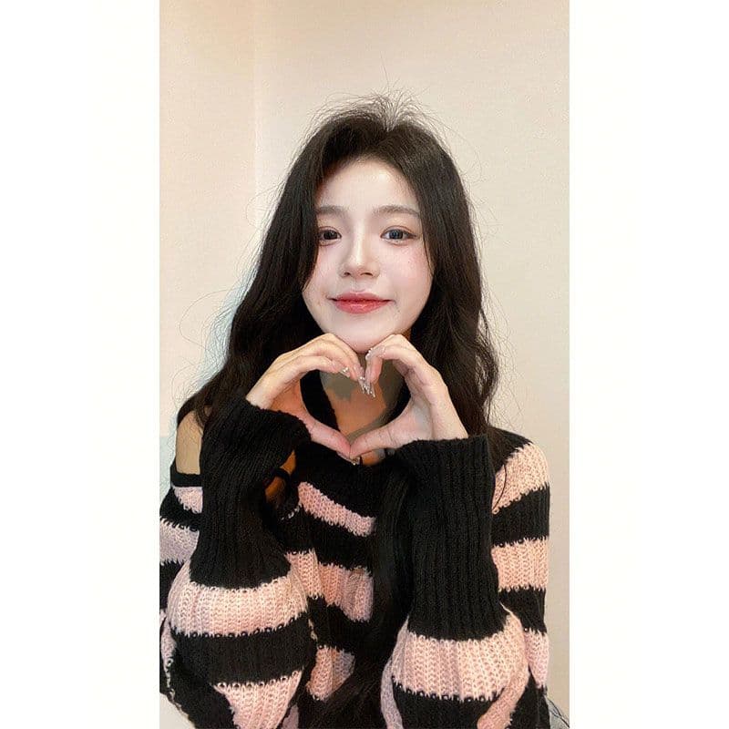 분말 블랙 스트라이프 니트 스웨터 여성 달콤함 가을 겨울철 새로운 루즈핏 오프숄더 체인 쇼트 스타일 찢어진 부분 스웨터 이미지 5