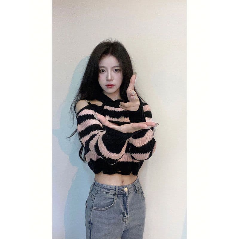 분말 블랙 스트라이프 니트 스웨터 여성 달콤함 가을 겨울철 새로운 루즈핏 오프숄더 체인 쇼트 스타일 찢어진 부분 스웨터 이미지 4