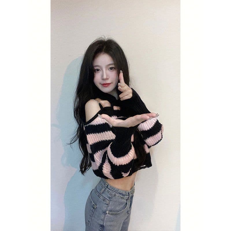 분말 블랙 스트라이프 니트 스웨터 여성 달콤함 가을 겨울철 새로운 루즈핏 오프숄더 체인 쇼트 스타일 찢어진 부분 스웨터 상세 이미지 3