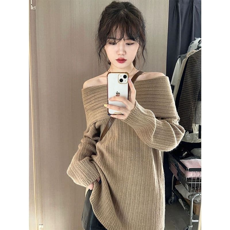 자이언트 잘 생긴 카키 색 오프숄더 스웨터 여자 새로운 느긋한 바람 고급 센스 오프숄더 니트 가을 겨울 맨위 이미지 3
