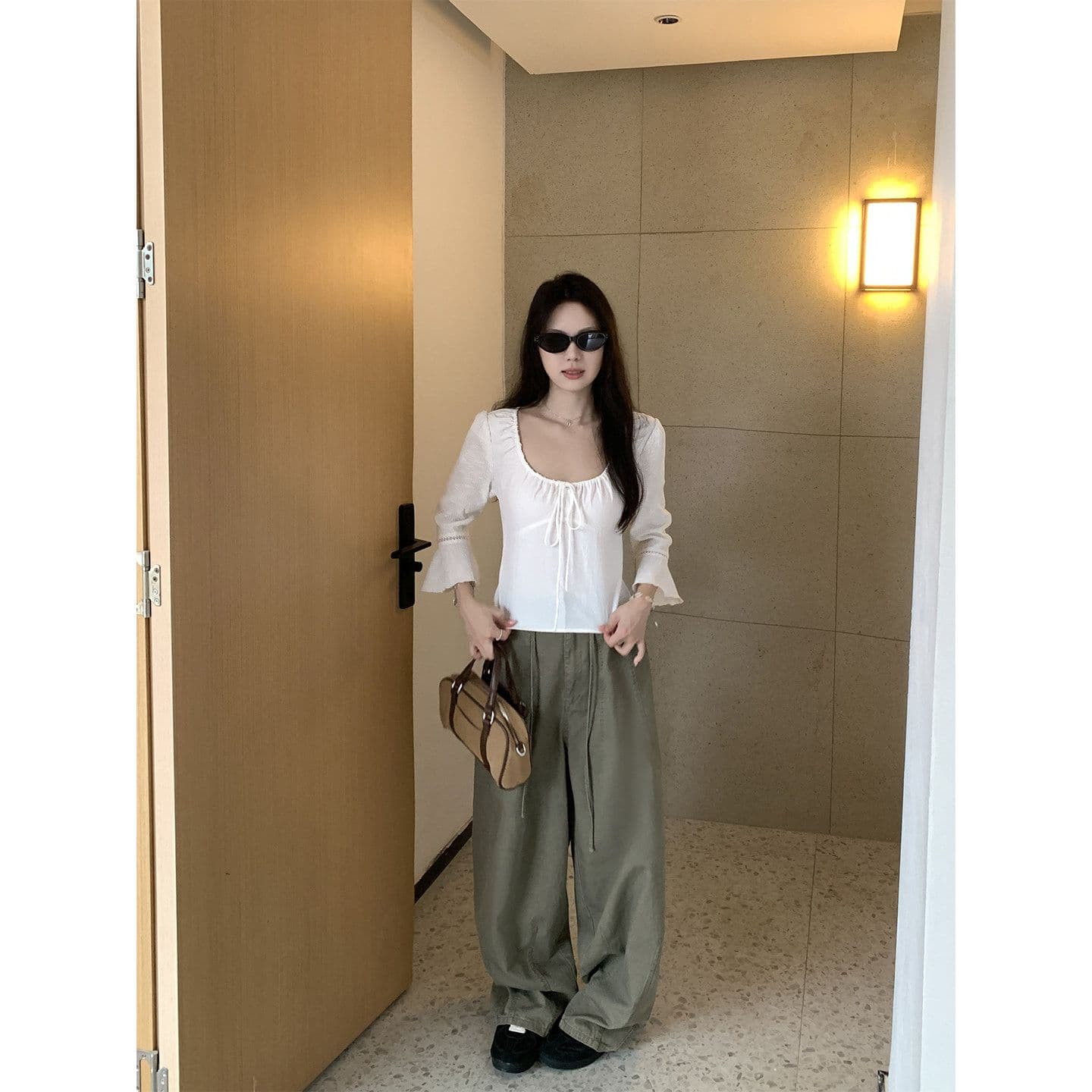 높은 품질 품질 레트로 새틴 대 라운드 넥 주름 맨위 여성 품격 출퇴근 고급 chic Chic 여성 셔츠 이미지 5