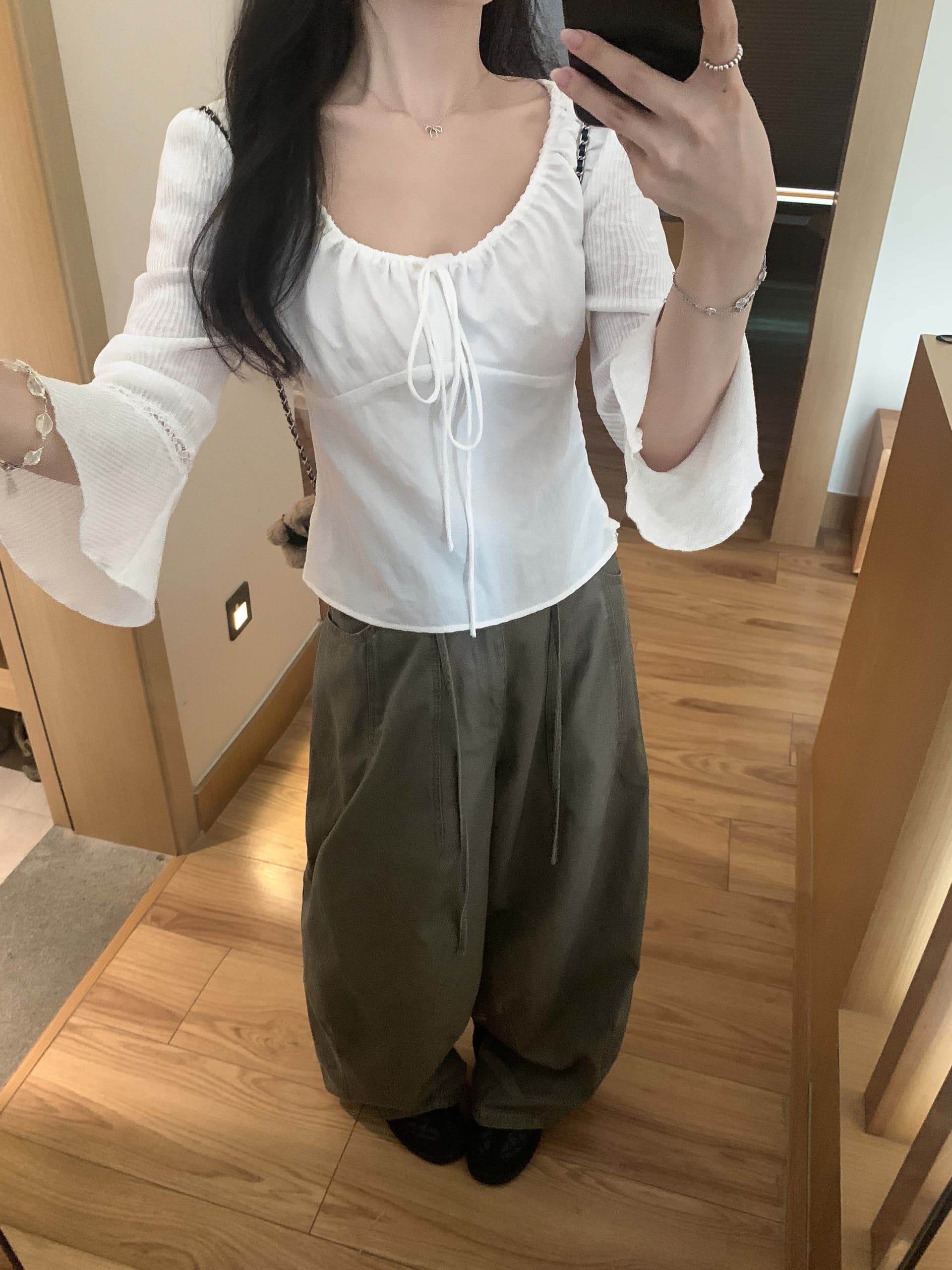 높은 품질 품질 레트로 새틴 대 라운드 넥 주름 맨위 여성 품격 출퇴근 고급 chic Chic 여성 셔츠 상세 이미지 3