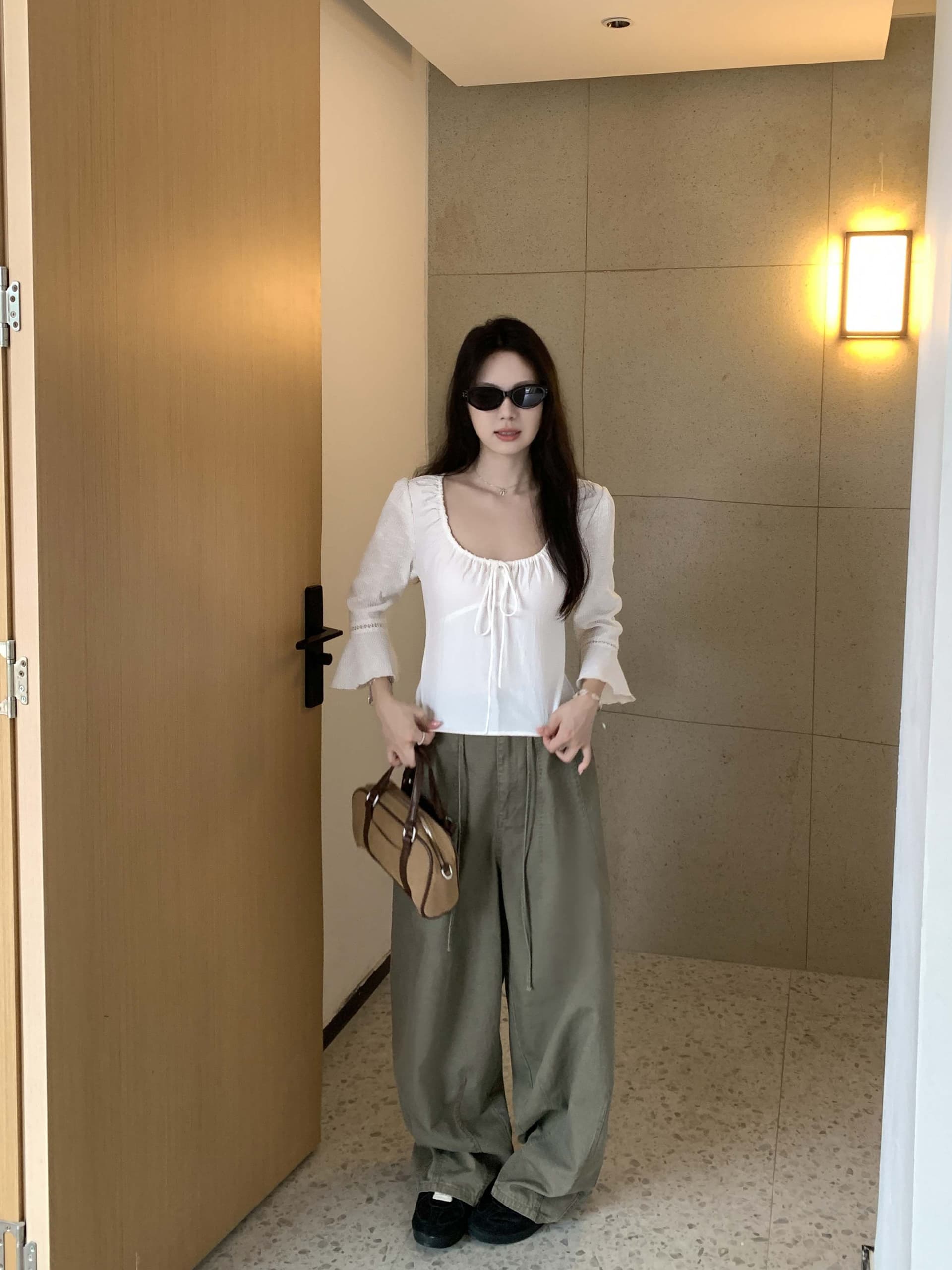 높은 품질 품질 레트로 새틴 대 라운드 넥 주름 맨위 여성 품격 출퇴근 고급 chic Chic 여성 셔츠 상세 이미지 5