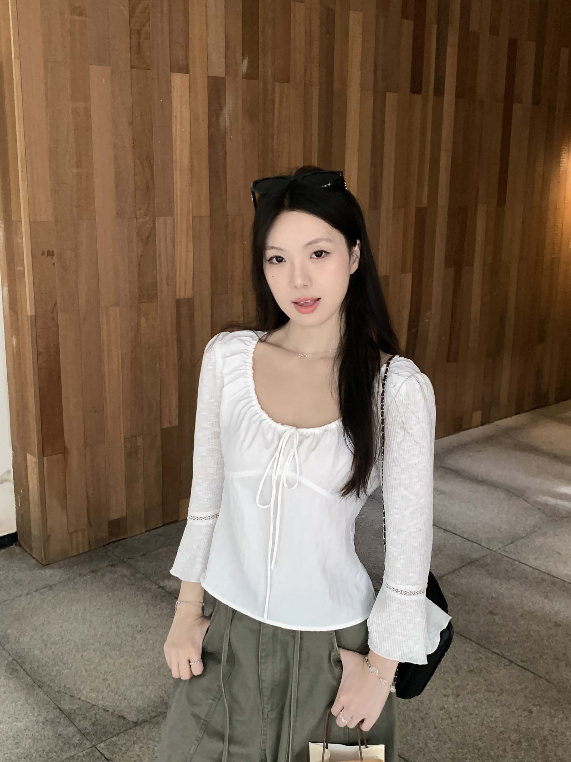 높은 품질 품질 레트로 새틴 대 라운드 넥 주름 맨위 여성 품격 출퇴근 고급 chic Chic 여성 셔츠 상세 이미지 7