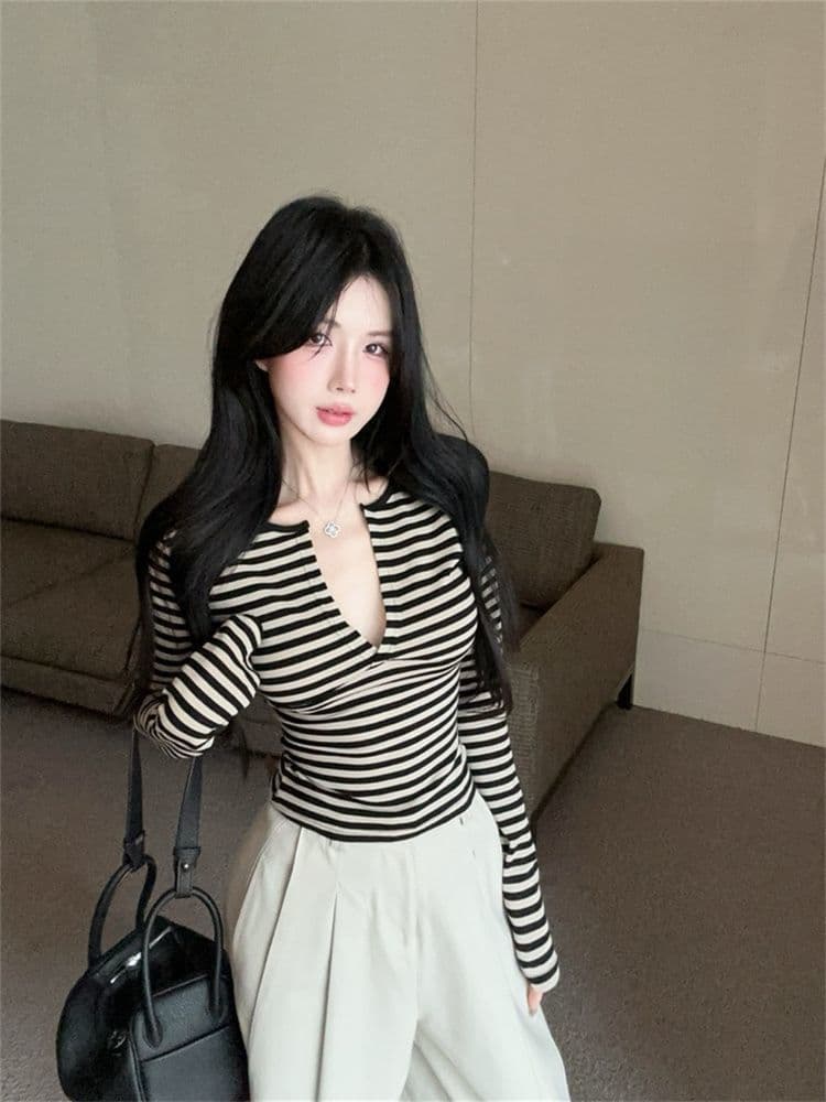 아메리칸 핫걸 깊은 V 넥 스트라이프 긴팔 티셔츠 여성 가을 겨울 2026 레트로 몸매 가꾸기 인사이드 잡아라. 의류 이미지 4