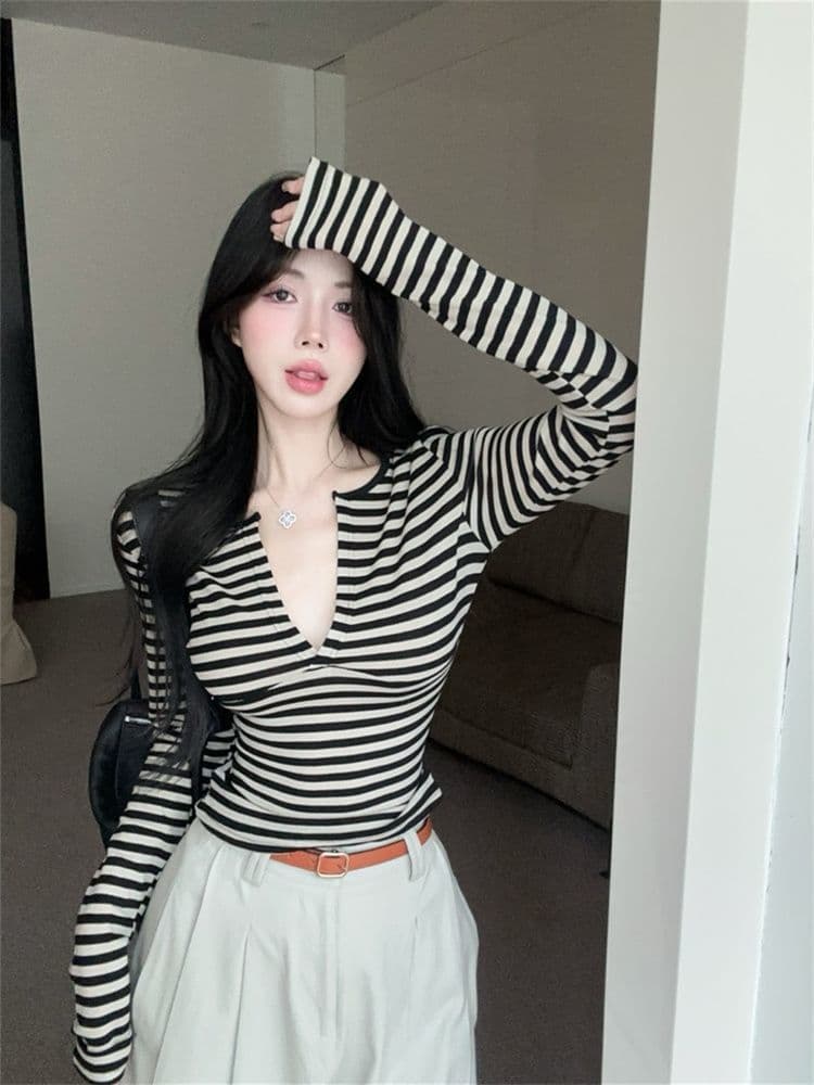 아메리칸 핫걸 깊은 V 넥 스트라이프 긴팔 티셔츠 여성 가을 겨울 2026 레트로 몸매 가꾸기 인사이드 잡아라. 의류 상세 이미지 1