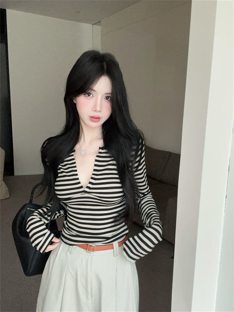 아메리칸 핫걸 깊은 V 넥 스트라이프 긴팔 티셔츠 여성 가을 겨울 2026 레트로 몸매 가꾸기 인사이드 잡아라. 의류 상세 이미지 4