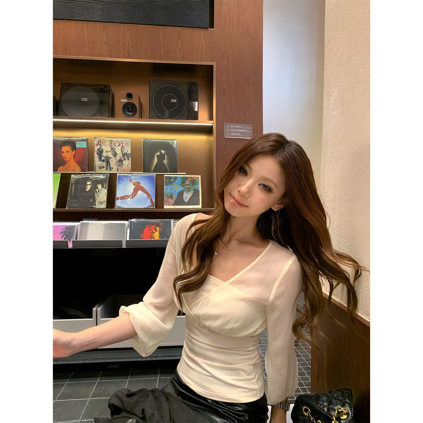 프랑스식 부드러운 바람 화이트 망사 긴팔 티셔츠 여성 조기 가을 아름다운 싱글 착용 허리 수축 슬림해 보이는 슈퍼 잘 생긴 맨위