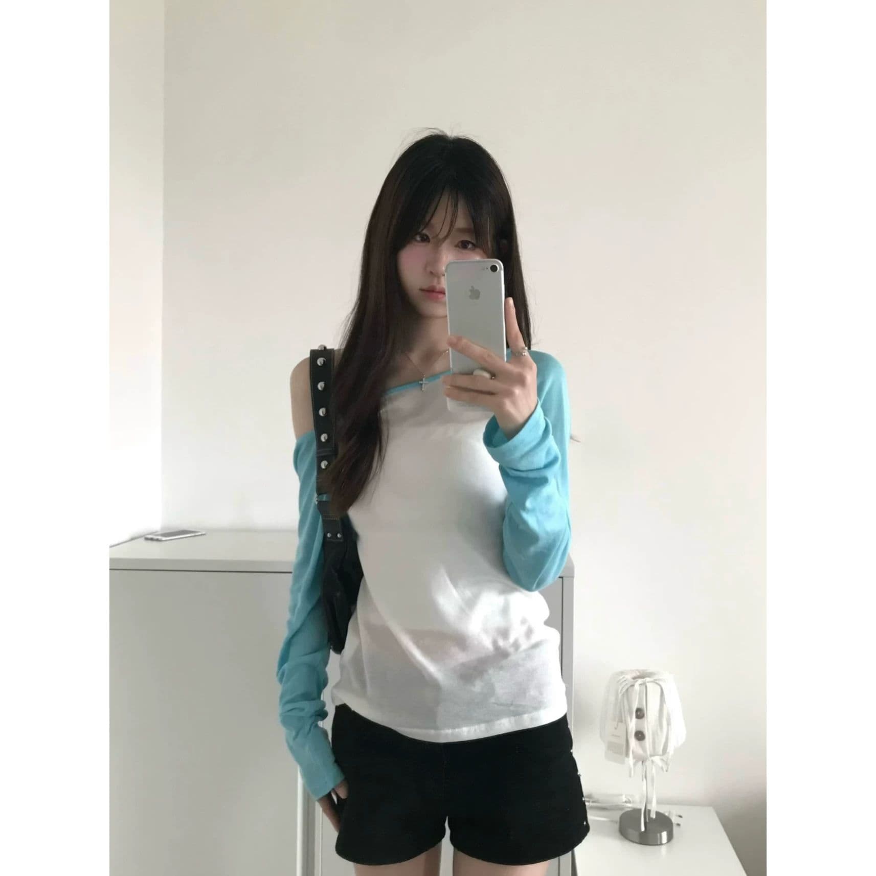 원본 눈꽃 면 패치워크 배색 여성 이른 가을 얇은 몸매 가꾸기 긴팔 비스듬한 어깨 의류 기본 셔츠 상세 이미지 2