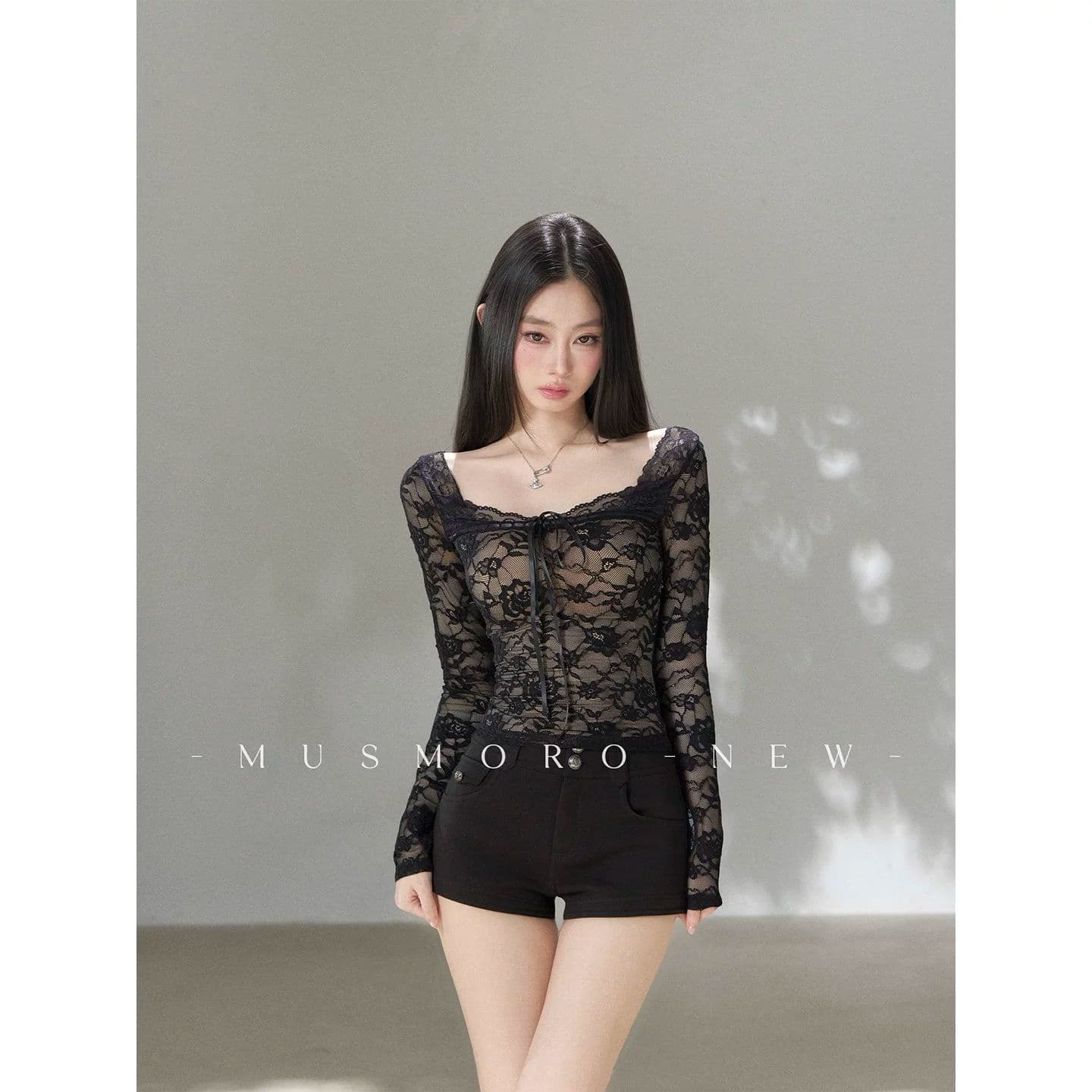 fuunj 3 차원 장미 자카드 새싹 실크 한 단어 플랫 V넥 패치워크 피부 색조 안감 나만의 것을 가져와 라. 가슴 패드 레이스 셔츠 이미지 4
