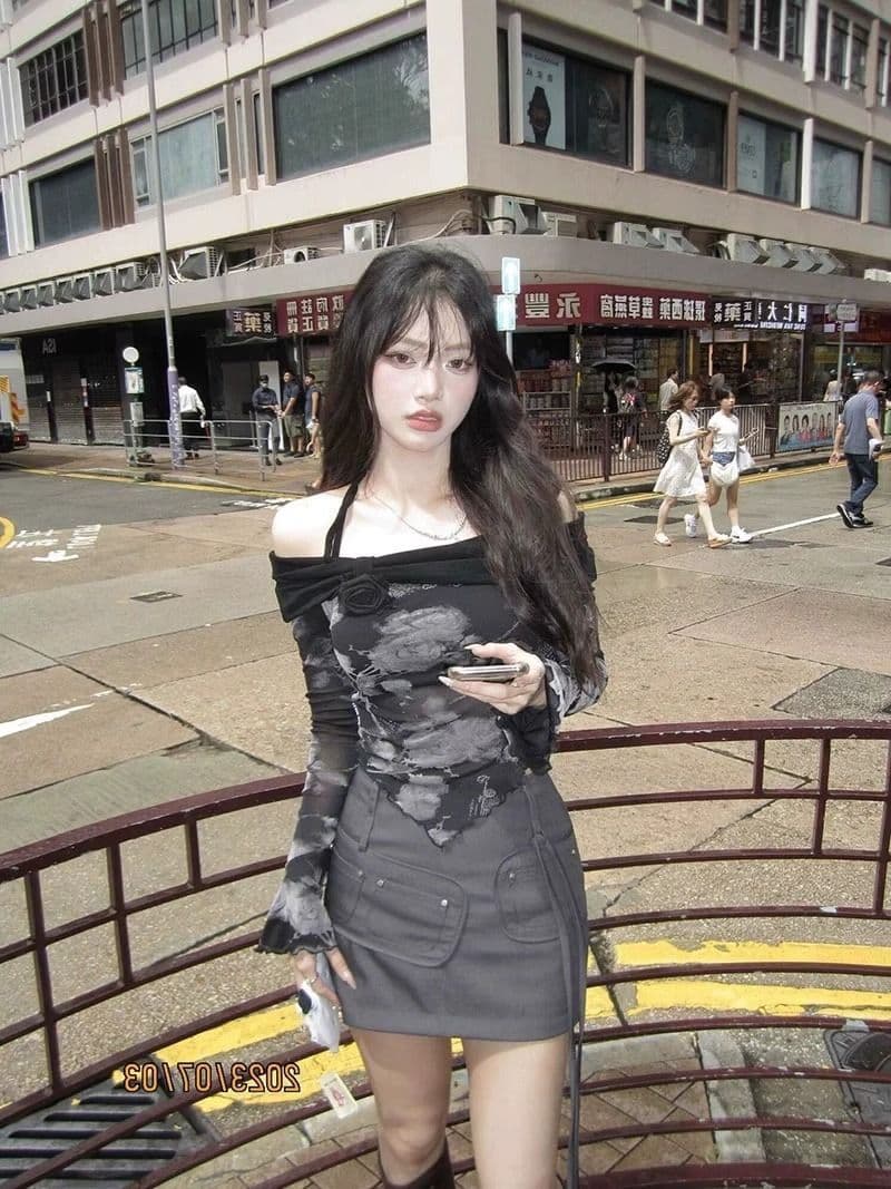 달콤한 차가운 핫걸 오프숄더 프린트 티셔츠 여성 봄 가을 몸매 가꾸기 쇼트 스타일 긴팔 망사 행침 목 맨위 상세 이미지 4