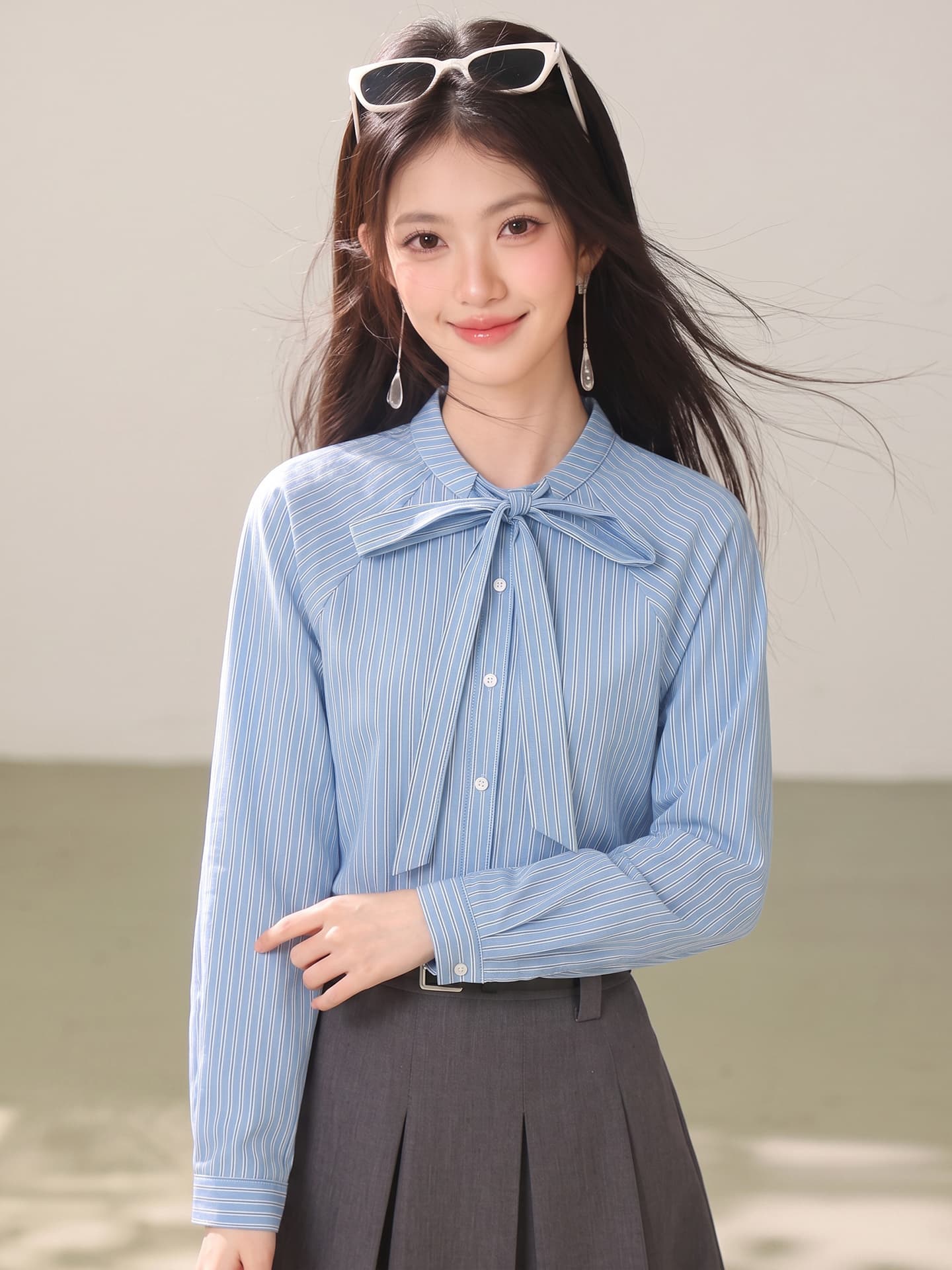 실사 레트로 파란색 세로 줄무늬 여성 셔츠 작은 키 긴팔 다용도 슬림해 보이는 디자인 센스 레이스업 맨위 이미지 3