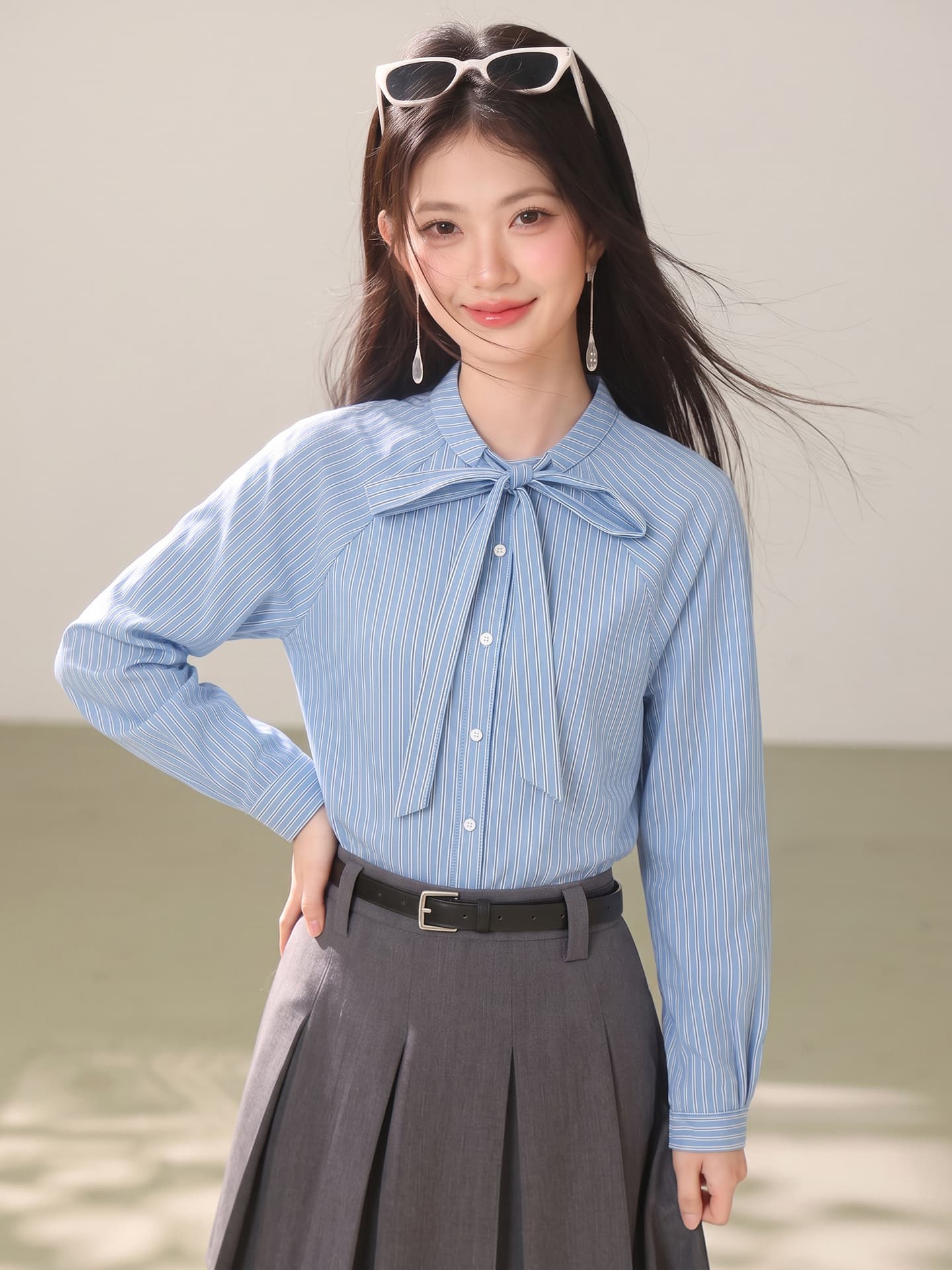 실사 레트로 파란색 세로 줄무늬 여성 셔츠 작은 키 긴팔 다용도 슬림해 보이는 디자인 센스 레이스업 맨위 이미지 4