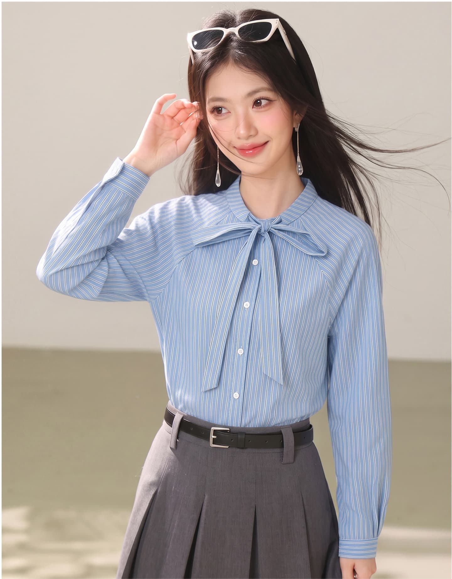 실사 레트로 파란색 세로 줄무늬 여성 셔츠 작은 키 긴팔 다용도 슬림해 보이는 디자인 센스 레이스업 맨위 상세 이미지 15