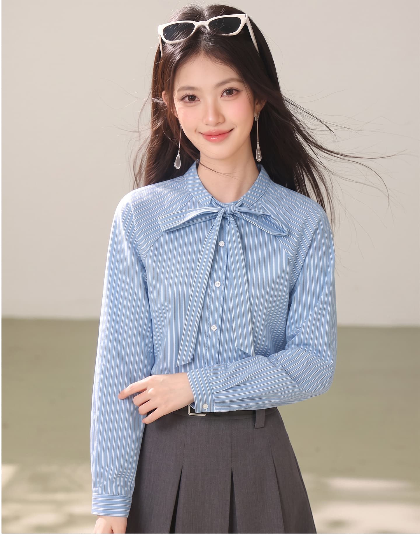 실사 레트로 파란색 세로 줄무늬 여성 셔츠 작은 키 긴팔 다용도 슬림해 보이는 디자인 센스 레이스업 맨위 상세 이미지 16