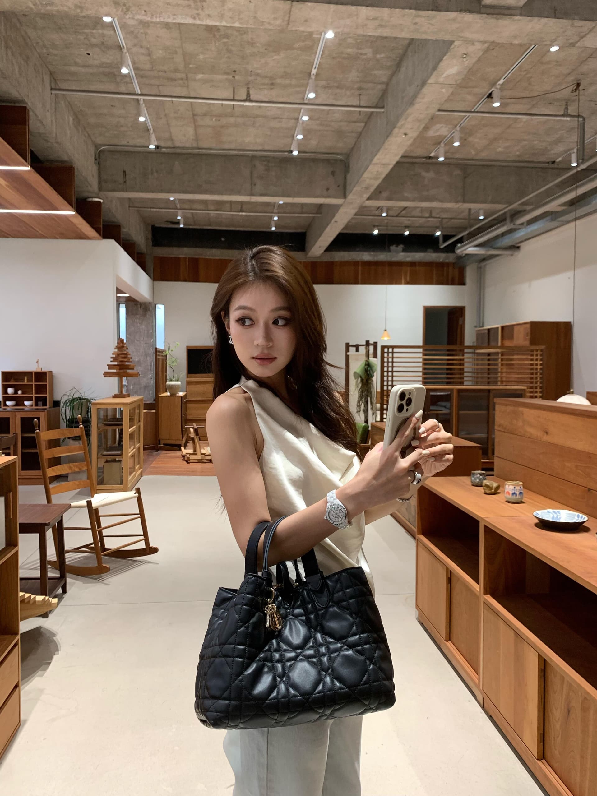 흔들다 칼라 새틴 행침 목 맨위 여성 상세 이미지 14