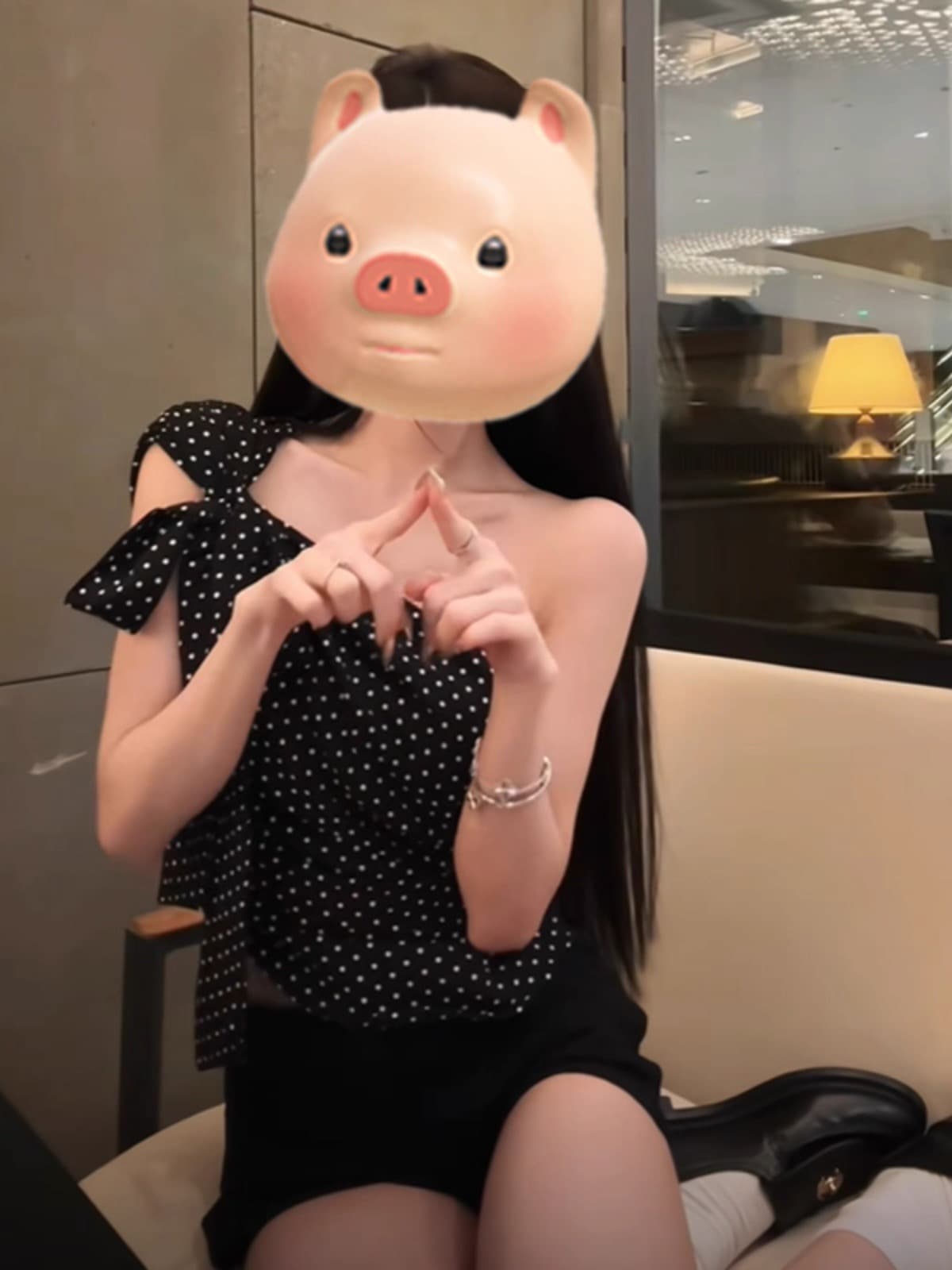 비스듬한 어깨 불규칙 쇼트 스타일 맨위 여성 이미지 5