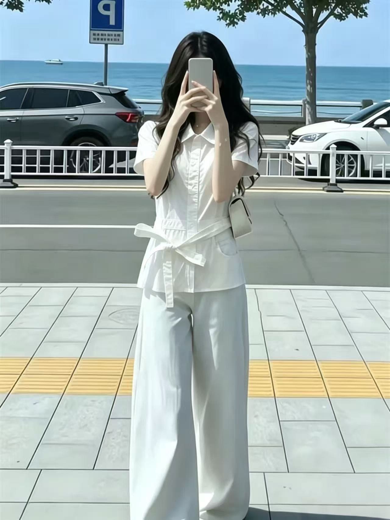 스트랩 화이트 반팔 셔츠 맨위 여성