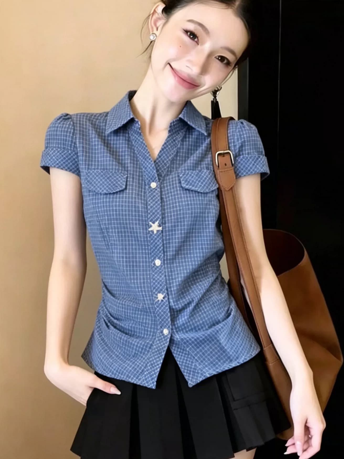 파란색 체크무늬 셔츠 맨위 여성 이미지 4