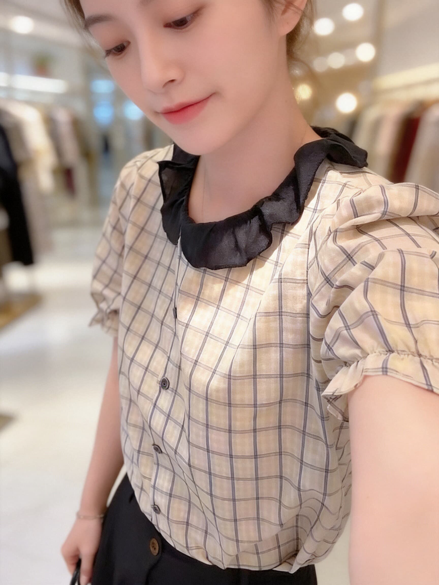 베이비 칼라 반팔 격자 무늬 셔츠 맨위 여성 이미지 4