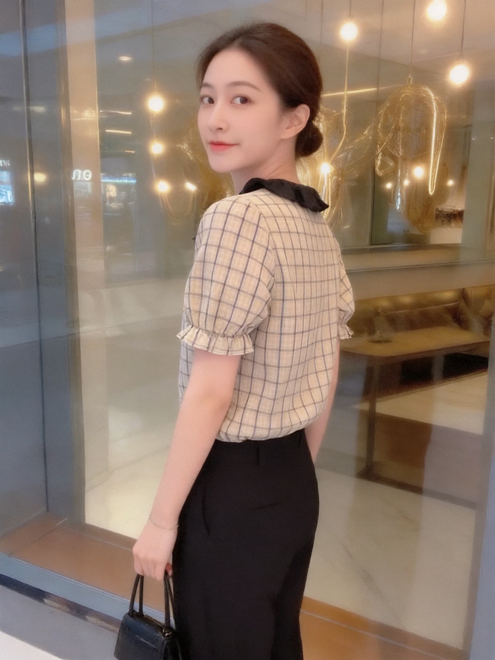 베이비 칼라 반팔 격자 무늬 셔츠 맨위 여성 상세 이미지 2