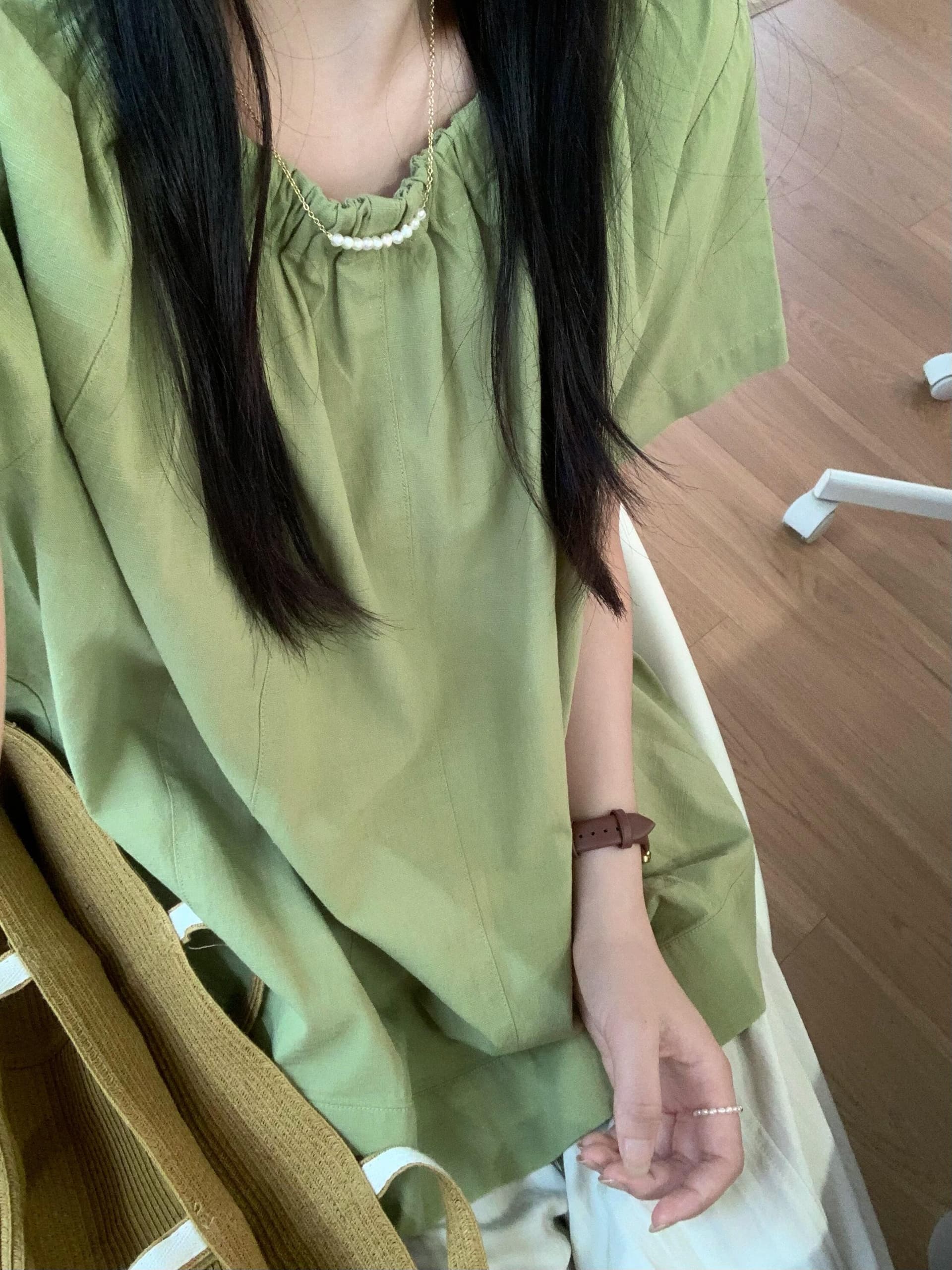 라운드 넥 프릴 맨위 여성 이미지 3