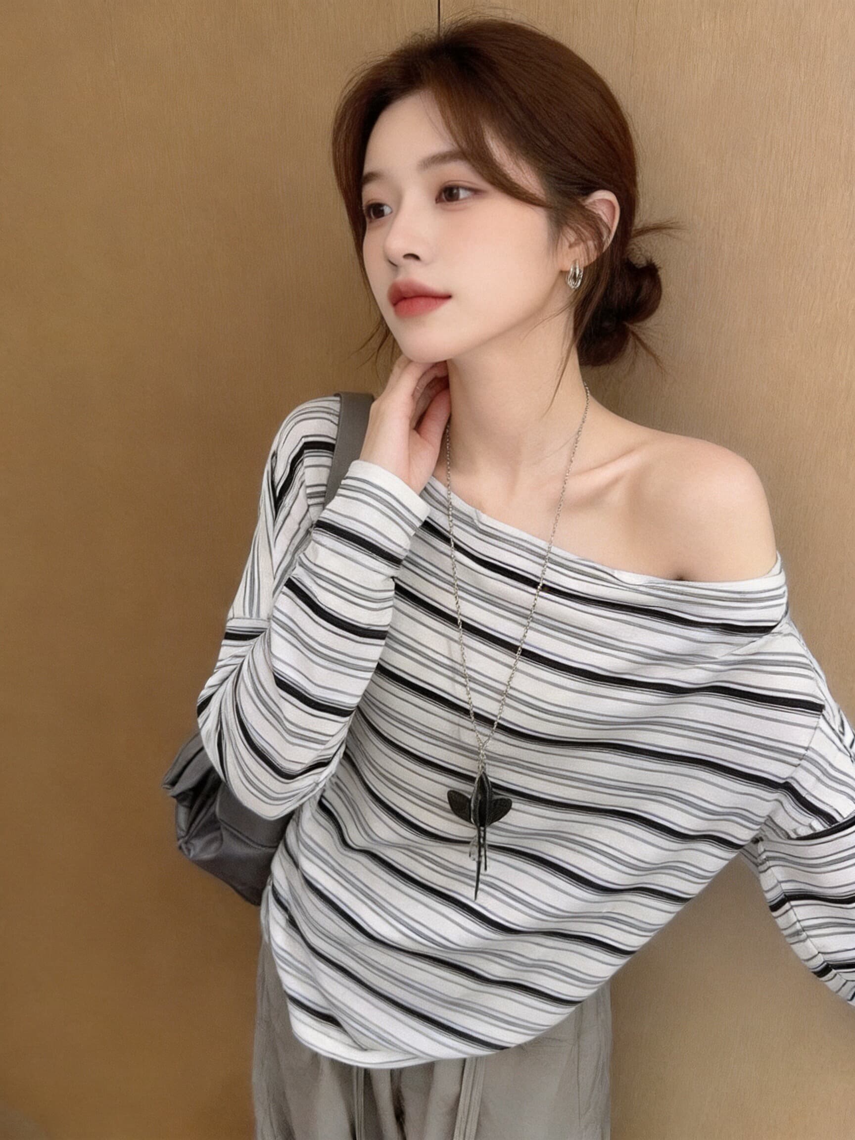 가을 비스듬한 어깨 스트라이프 긴팔 티셔츠 맨위 상세 이미지 2