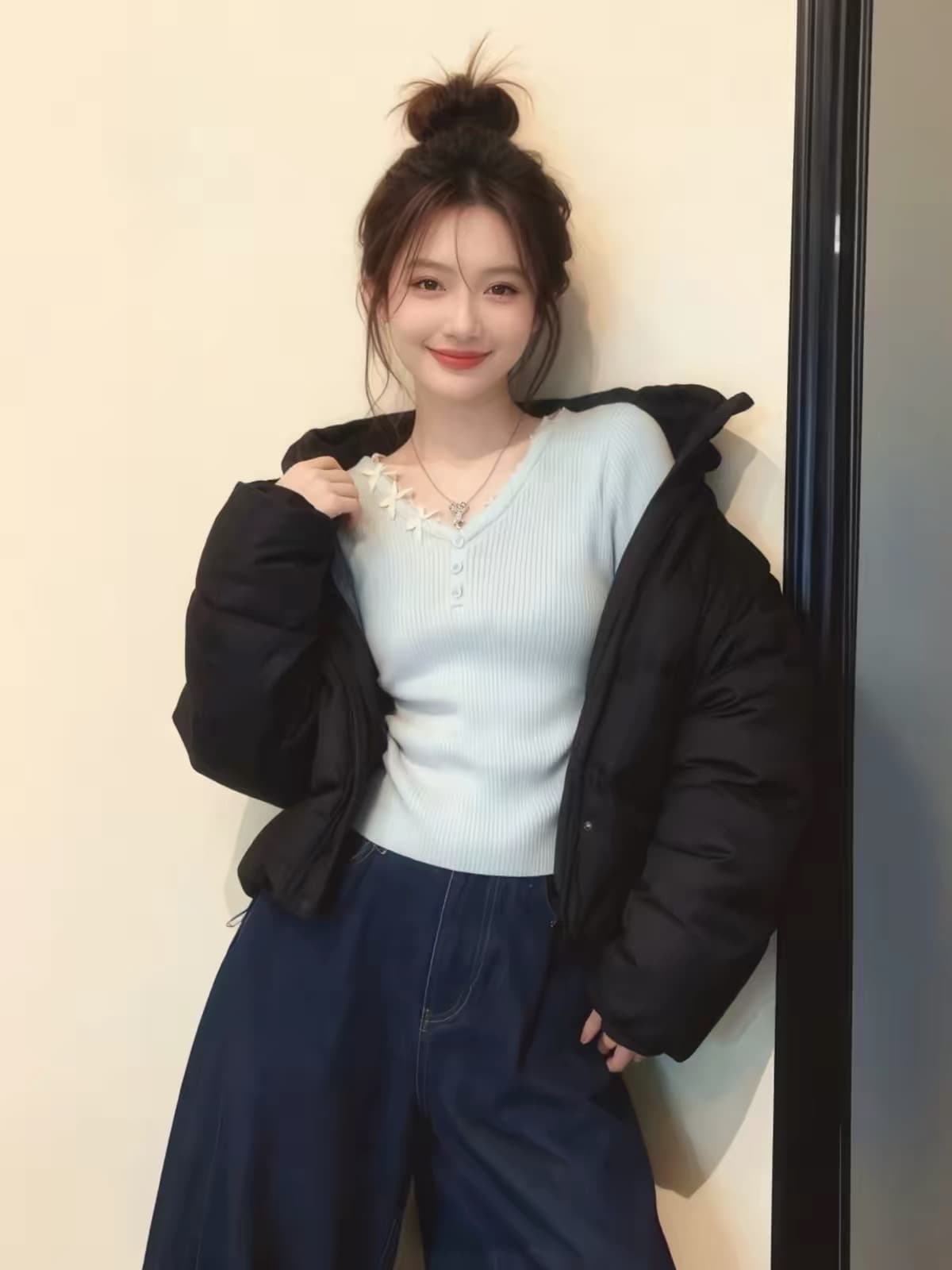 아름다운 나비 매듭 레이스 조각 V넥 티셔츠 여성 봄 패션 슈퍼 잘 생긴 몸매 가꾸기 슬림해 보이는 쇼트 스타일 니트 맨위