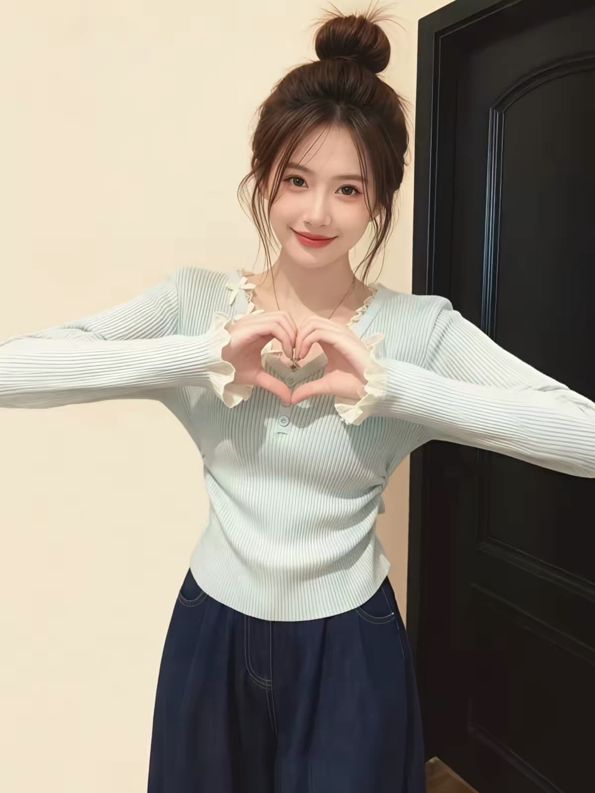 아름다운 나비 매듭 레이스 조각 V넥 티셔츠 여성 봄 패션 슈퍼 잘 생긴 몸매 가꾸기 슬림해 보이는 쇼트 스타일 니트 맨위 상세 이미지 1