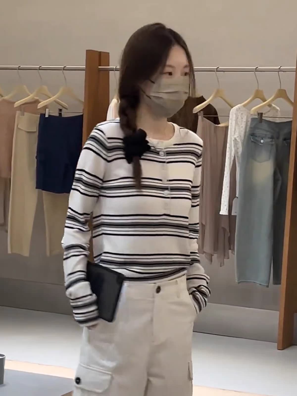 한 부서 착용 가져 가라. 화이트 스트라이프 헨리 칼라 긴팔 티셔츠 여성 여름 쇼트 스타일 고유 한 아름다운 자외선 차단 블라우스 작은 맨위 상세 이미지 2