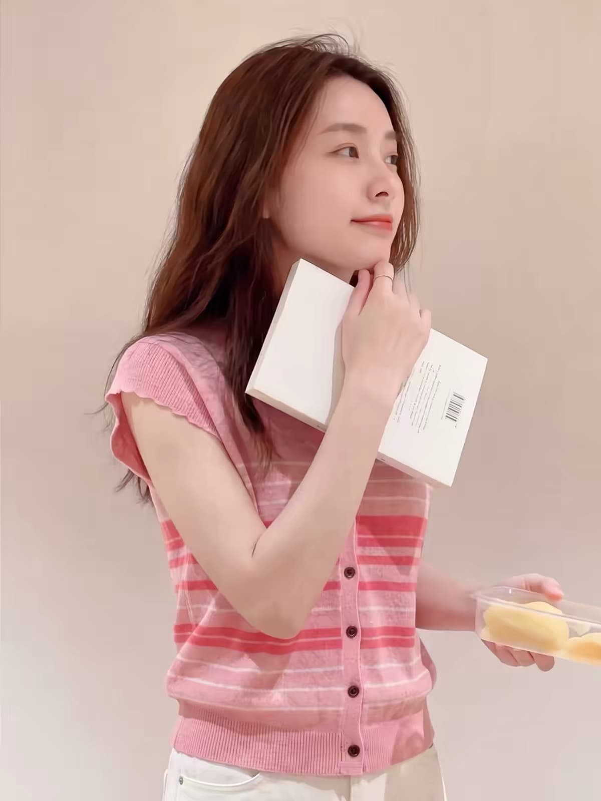 핑크색 한 부서 레트로 배색 스트라이프 V넥 작은 날다 소매 짠 셔츠 여성 여름 디자인 센스 루즈핏 빅 사이즈 맨위 상세 이미지 3