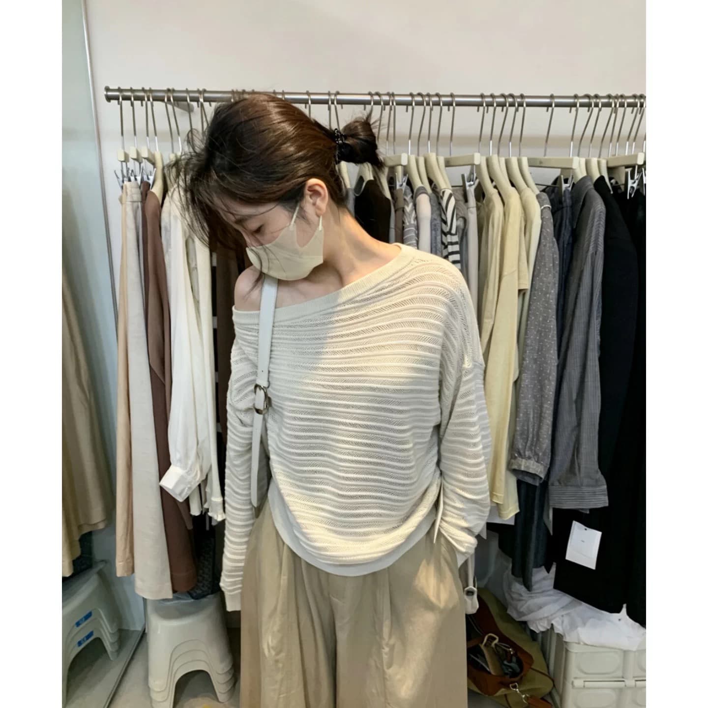 카키 색 비스듬한 어깨 긴팔 니트 스웨터 이른 가을 레이스업 허리 수축 슬림해 보이는 프랑스식 품격 고유 한 아름다운 오프숄더 맨위 이미지 2