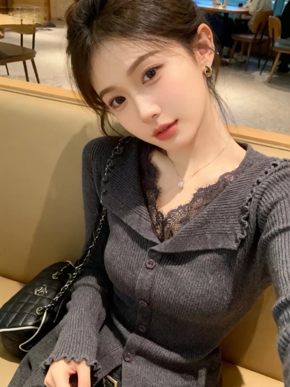 어두운 회색 패치워크 레이스 레이스 인사이드 가져 가라. 만나는 니트 스웨터 여성 2026 가을 분위기 센스 고유 한 아름다운 맨위 상세 이미지 8