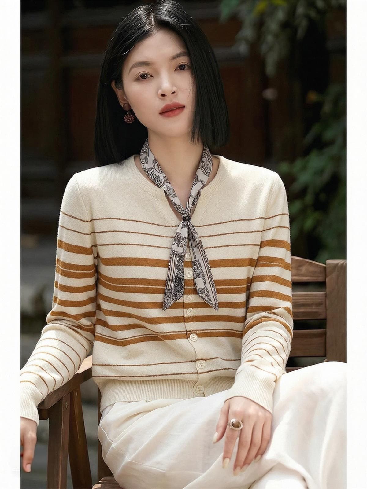 2026 이른 가을 새로운 한 부서 느긋한 V넥 스트라이프 니트 오픈 가디건 여성 몸매 가꾸기 스카프 긴팔 스웨터 코트