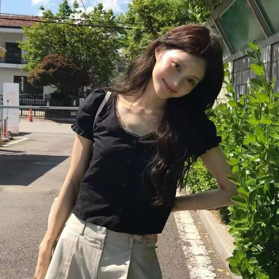 있음 창고 한국 2026 여름 거품 소매 자수 꽃 쇄골 셔츠 이미지 3