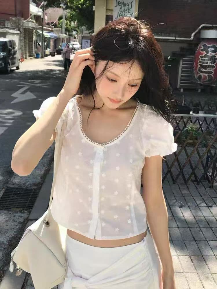 있음 창고 한국 2026 여름 거품 소매 자수 꽃 쇄골 셔츠 상세 이미지 3